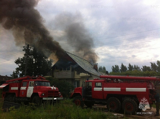 23 человека тушили еще один нежилой дом в Ивановской области